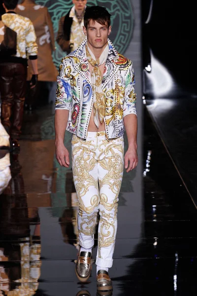 Look 16